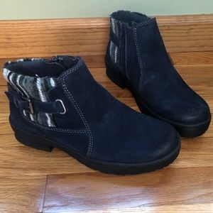 💙💙 Earth Genuine Navy Suede Ankle Boots Wide Width 💙💙